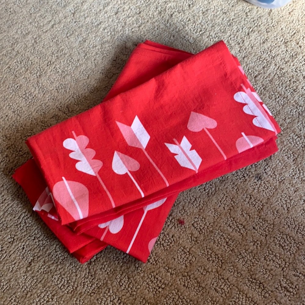 6 Crate and Barrel Red Heart Napkins NEW